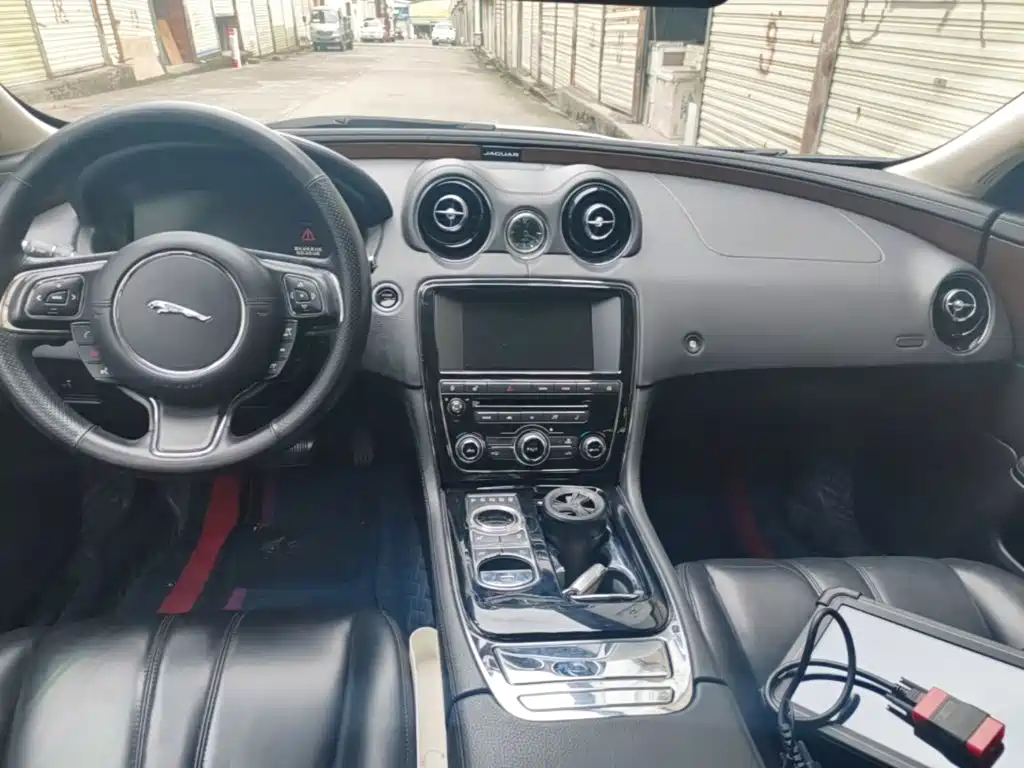 Jaguar XJ 2015 — фото 13