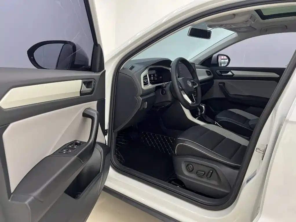 Volkswagen T-Roc 2023 — фото 10