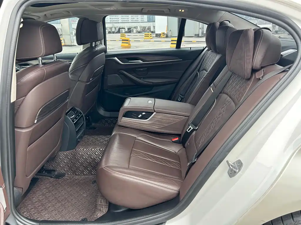 BMW 5 Series New Energy 2019 — фото 11
