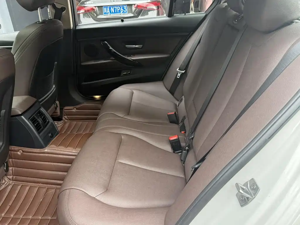 BMW 3 Series 2018 — фото 12