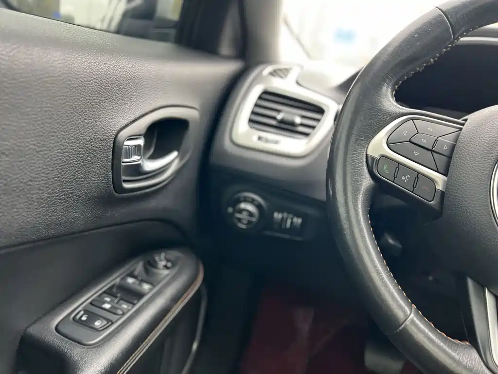 Jeep Compass 2018 — фото 10