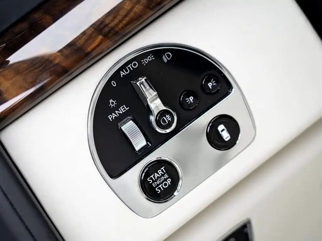 Rolls-Royce Phantom 2018 — фото 11