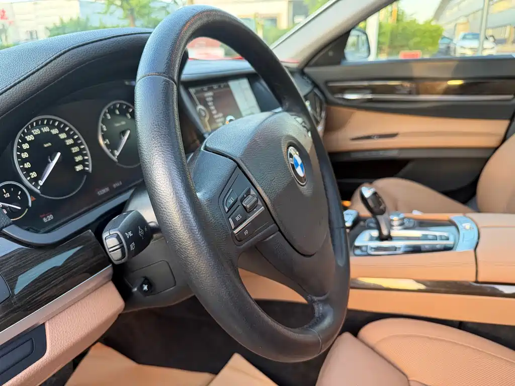BMW 7 Series 2012 — фото 13
