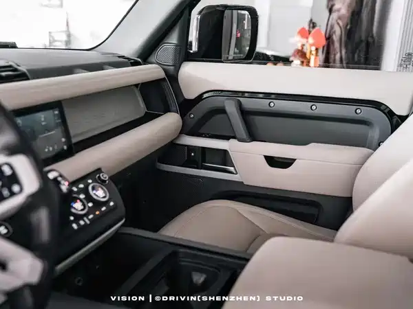 Land Rover Defender 2023