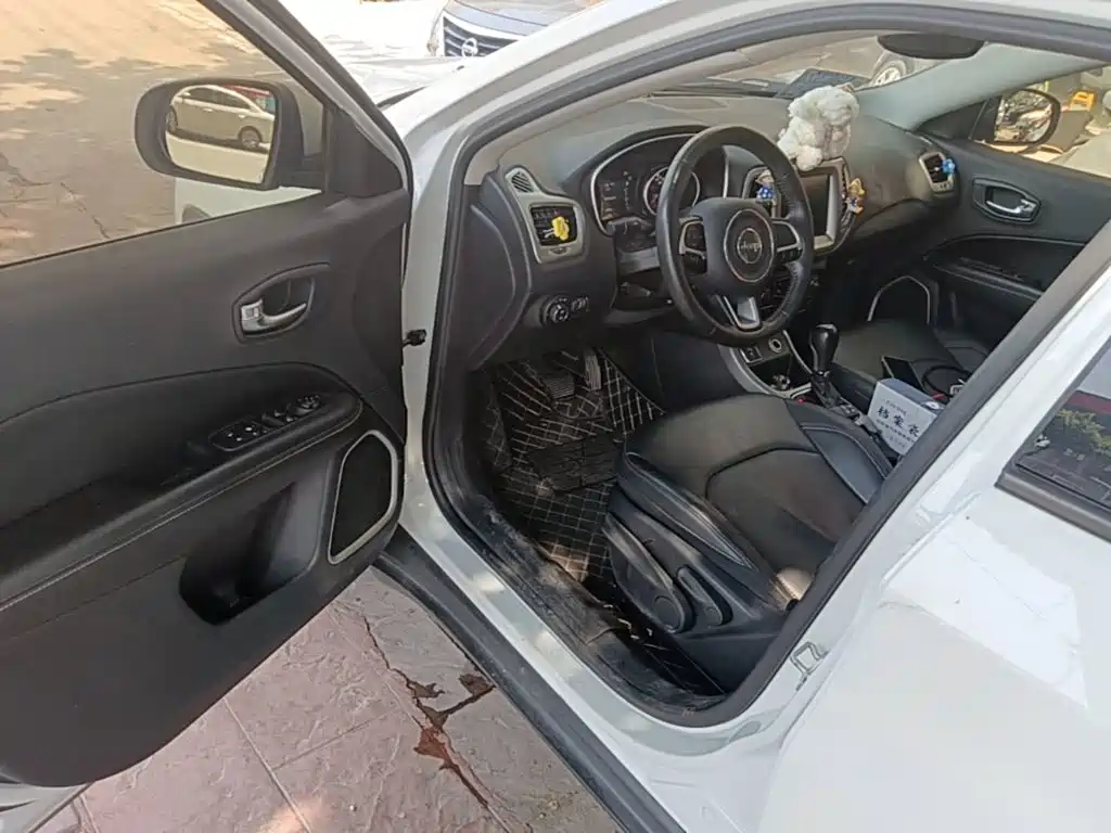 Jeep Compass 2017 — фото 16