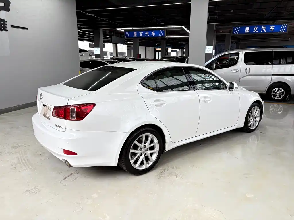 Lexus IS 2011 — фото 4