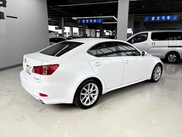 Lexus IS 2011
