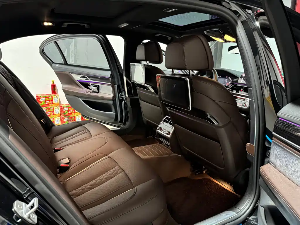 BMW 7 Series 2017 — фото 9