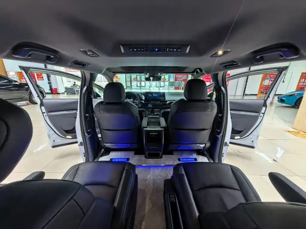 Toyota Sienna 2023 — фото 10