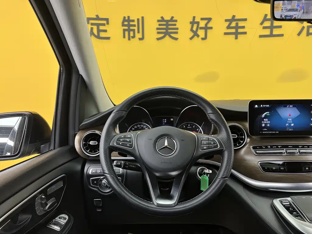 Mercedes-Benz V-Class 2023 — фото 13
