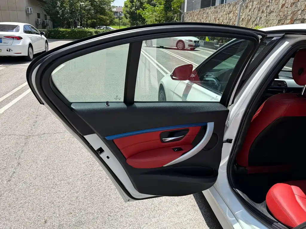 BMW 3 Series 2019 — фото 12