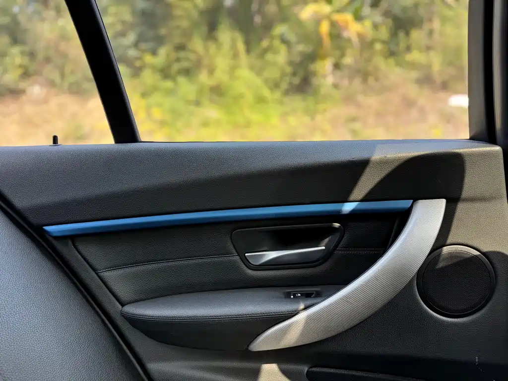 BMW 3 Series 2019 — фото 19
