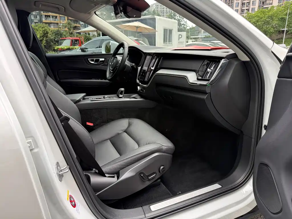 Volvo XC60 2021 — фото 18