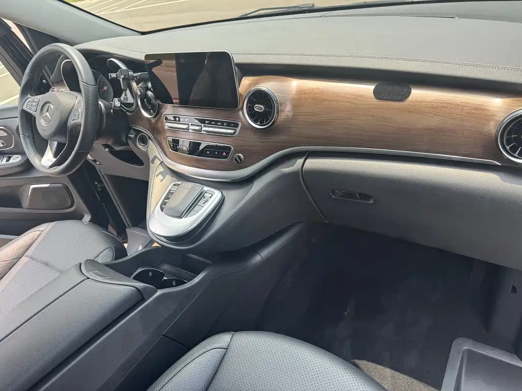 Mercedes-Benz V-Class 2020 — фото 17