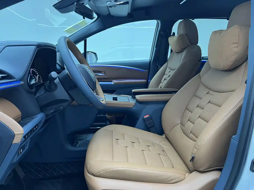 Toyota Granvia — фото 22