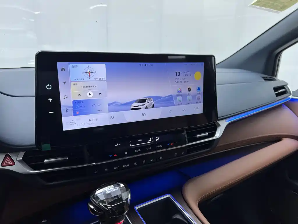 Toyota Granvia — фото 14