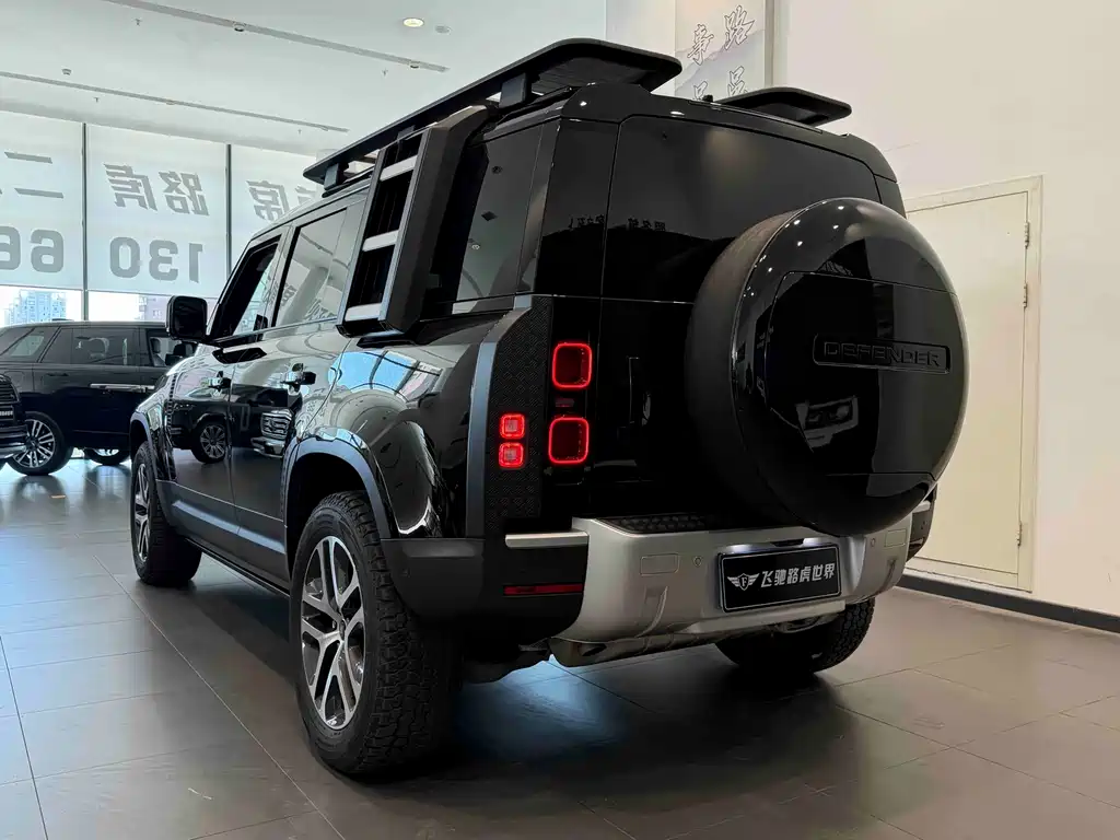 Land Rover Defender 2024 — фото 23