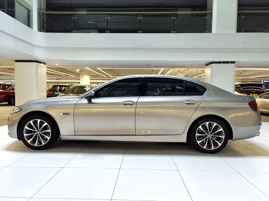 BMW 5 Series 2017 — фото 12