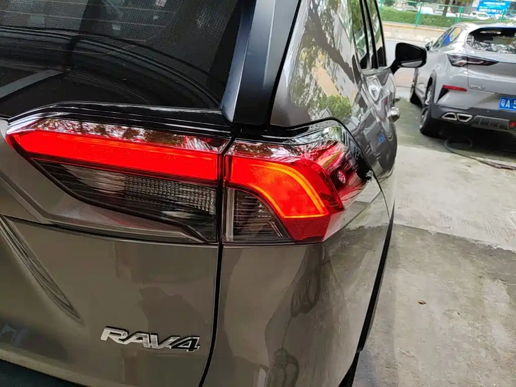 Toyota RAV4 2021 — фото 8