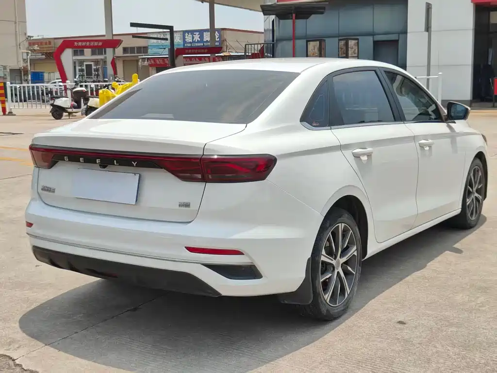 Geely Emgrand 2021