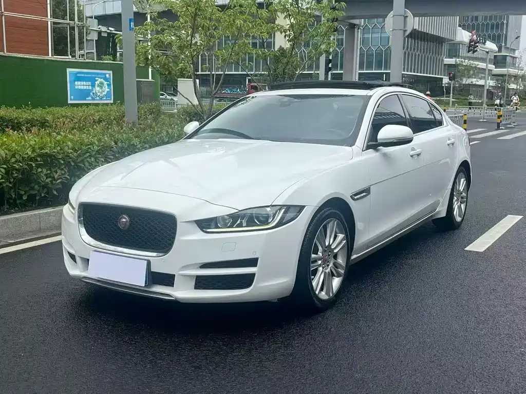 Jaguar XEL 2018 — фото 1