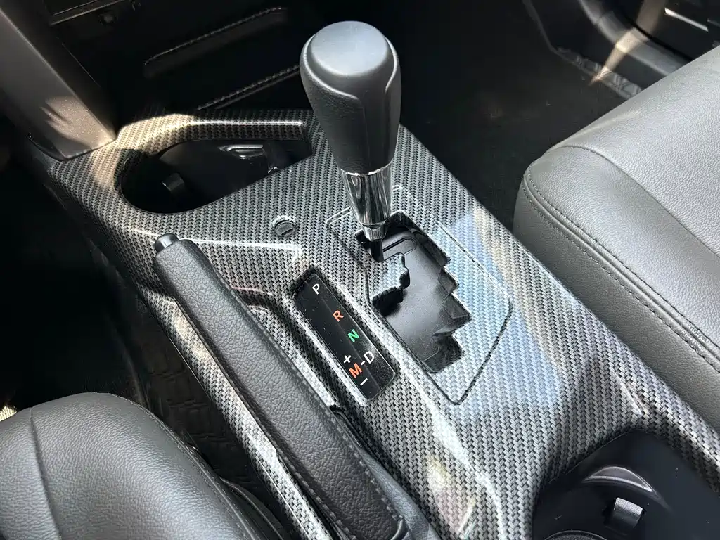 Toyota RAV4 2017 — фото 16