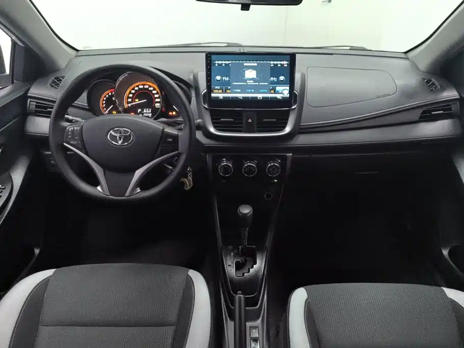 Toyota Yaris L 2023 — фото 12