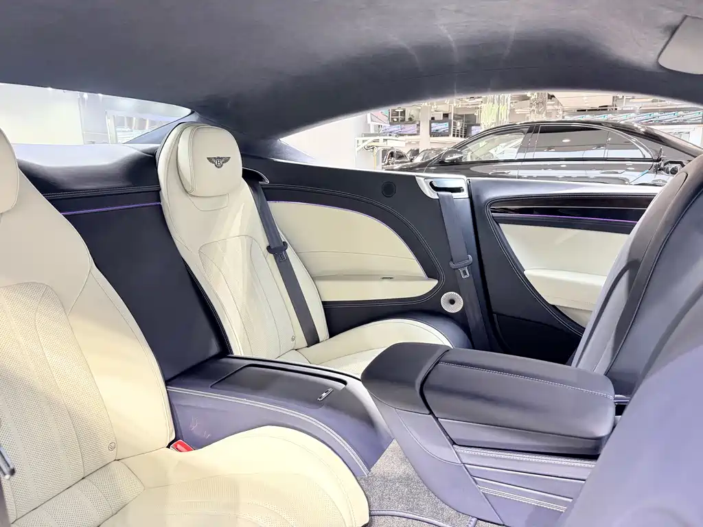 Bentley Continental 2023 — фото 12