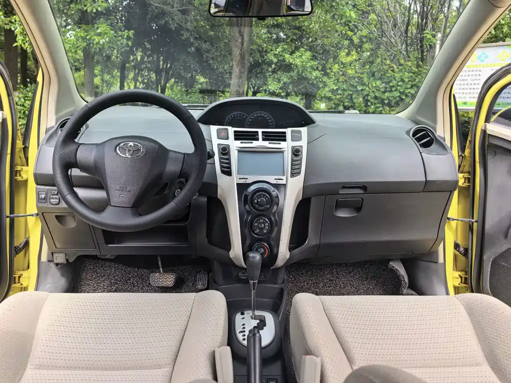 Toyota Yaris 2013 — фото 7