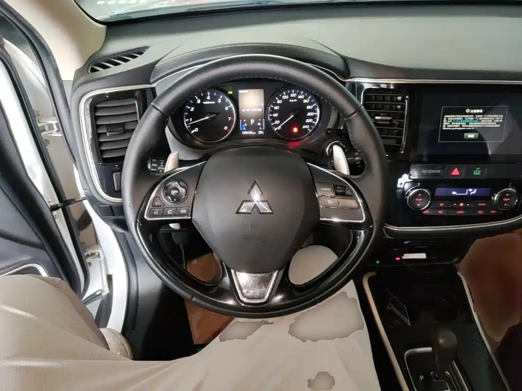 Mitsubishi Outlander 2021 — фото 11