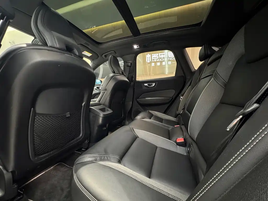 Volvo XC60 2019 — фото 10