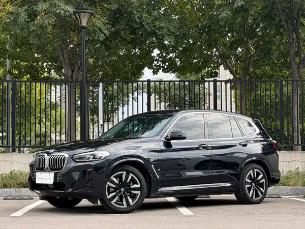 BMW iX3 2025