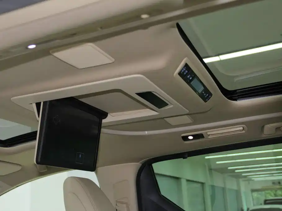 Toyota Alphard 2023 — фото 17