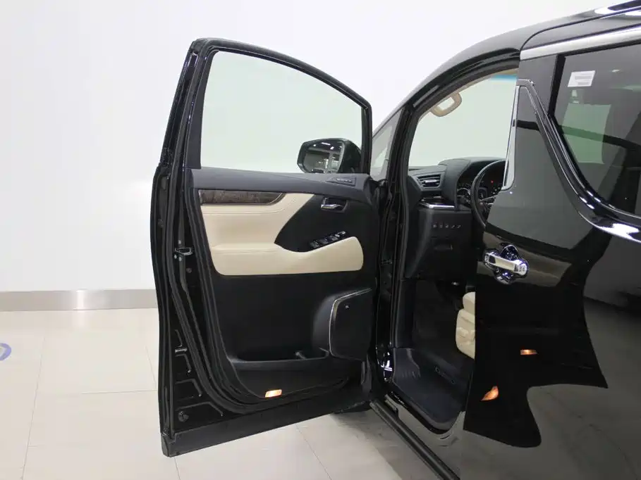 Toyota Alphard 2023 — фото 25