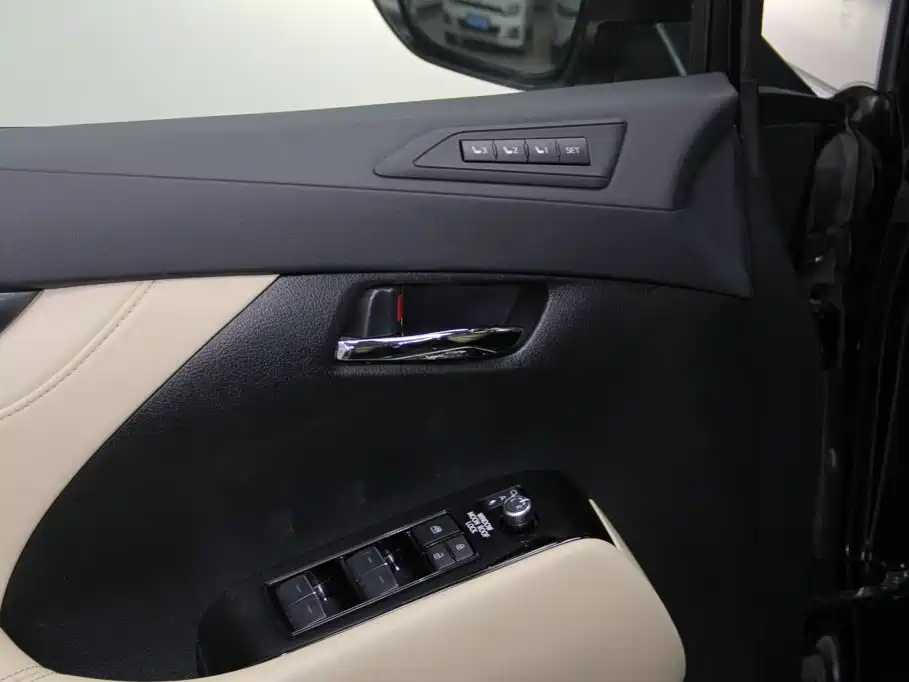 Toyota Alphard 2023 — фото 24