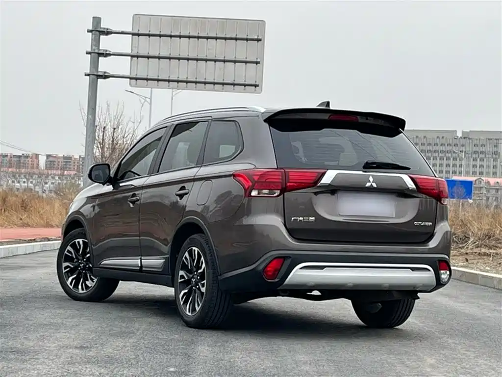 Mitsubishi Outlander 2020 — фото 11