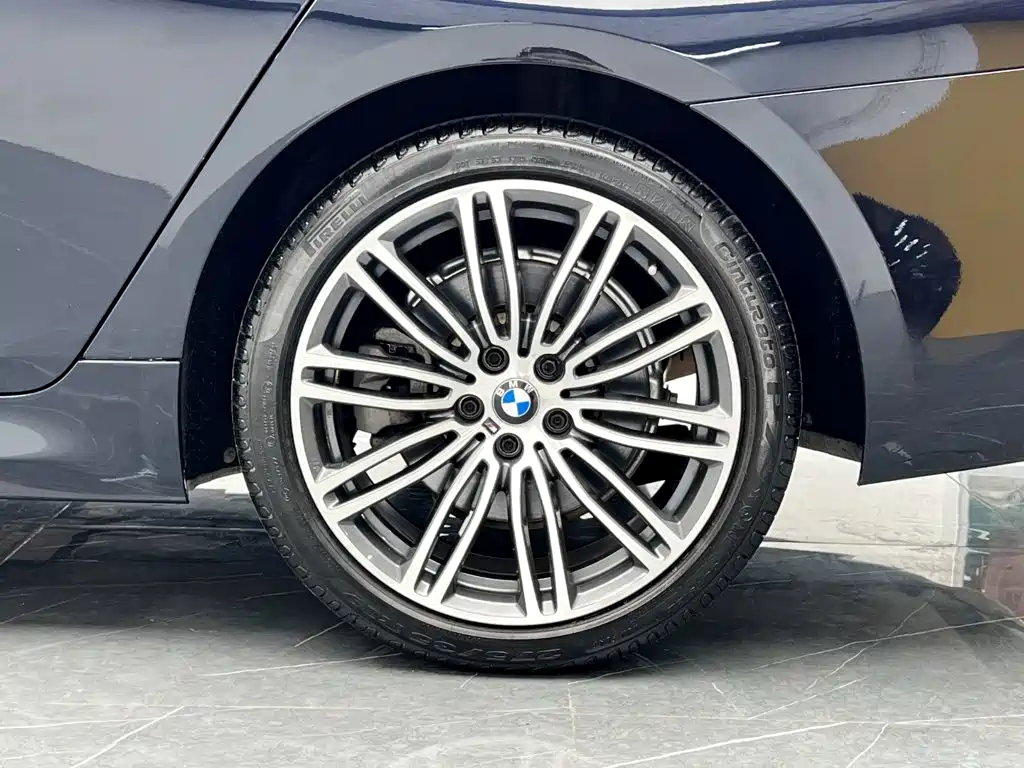 BMW 5 Series 2017 — фото 24
