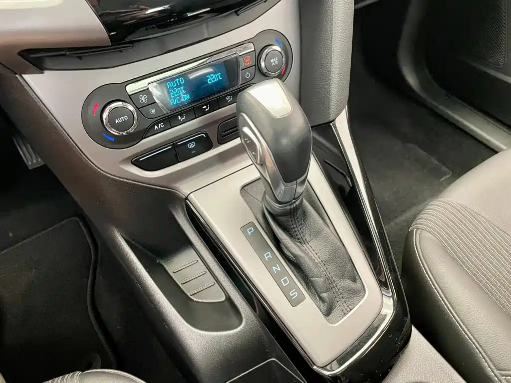 Ford Focus 2015 — фото 11