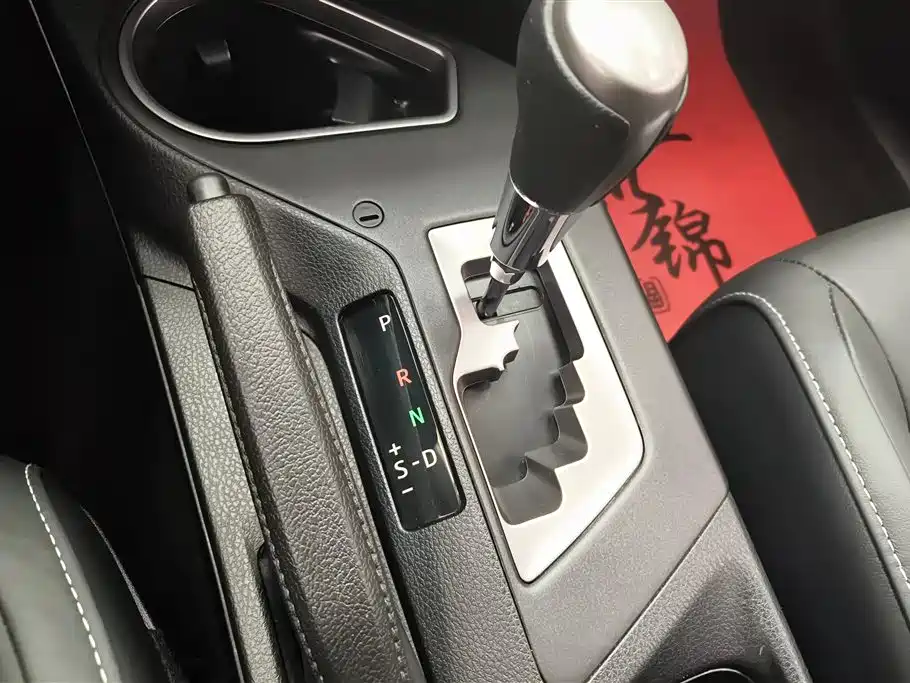 Toyota RAV4 2017 — фото 16