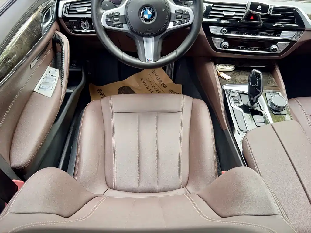 BMW 5 Series 2018 — фото 9