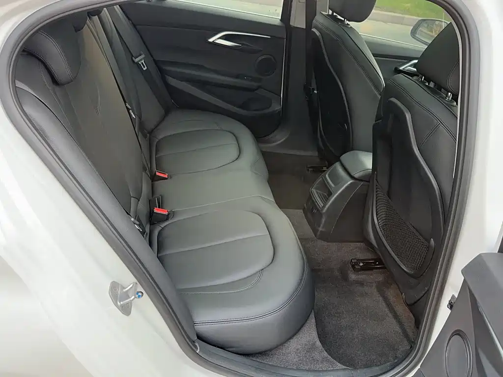 BMW 1 Series 2018 — фото 11