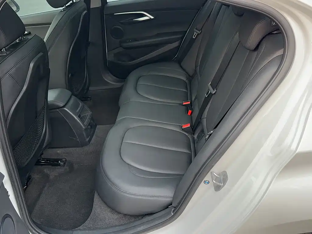 BMW 1 Series 2018 — фото 13