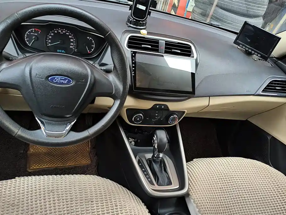 Ford Escort 2016 — фото 12