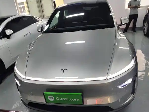 Tesla Model Y L 2025