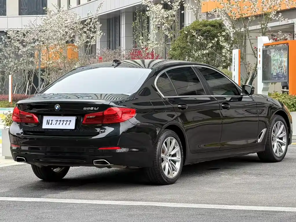 BMW 5 Series 2017 — фото 15