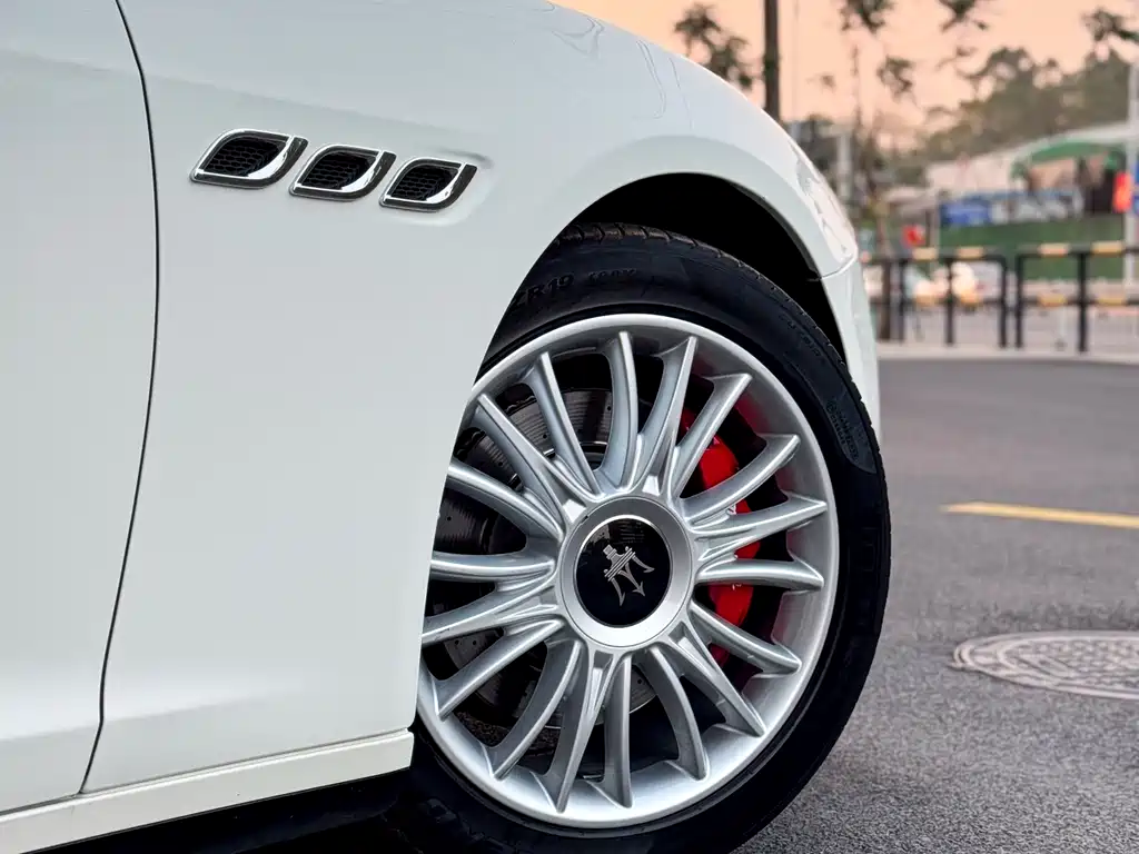 Maserati Quattroporte 2015 — фото 12