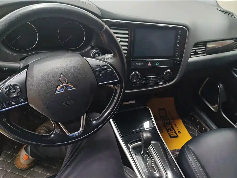 Mitsubishi Outlander 2020 — фото 12