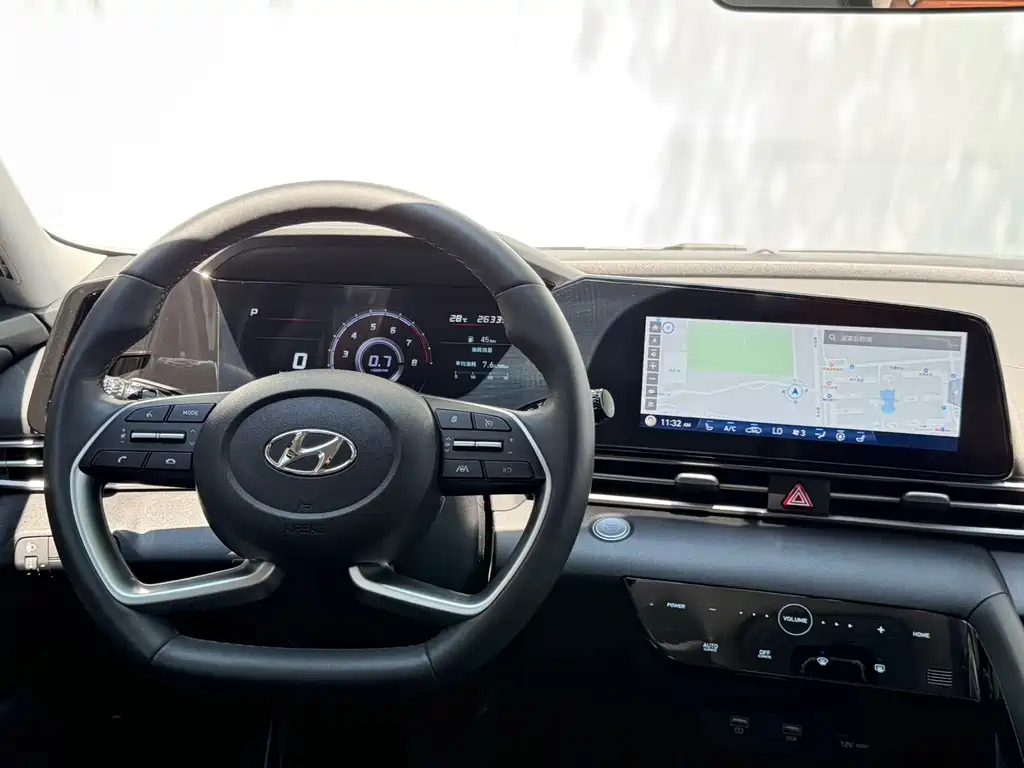 Hyundai Elantra 2023 — фото 8