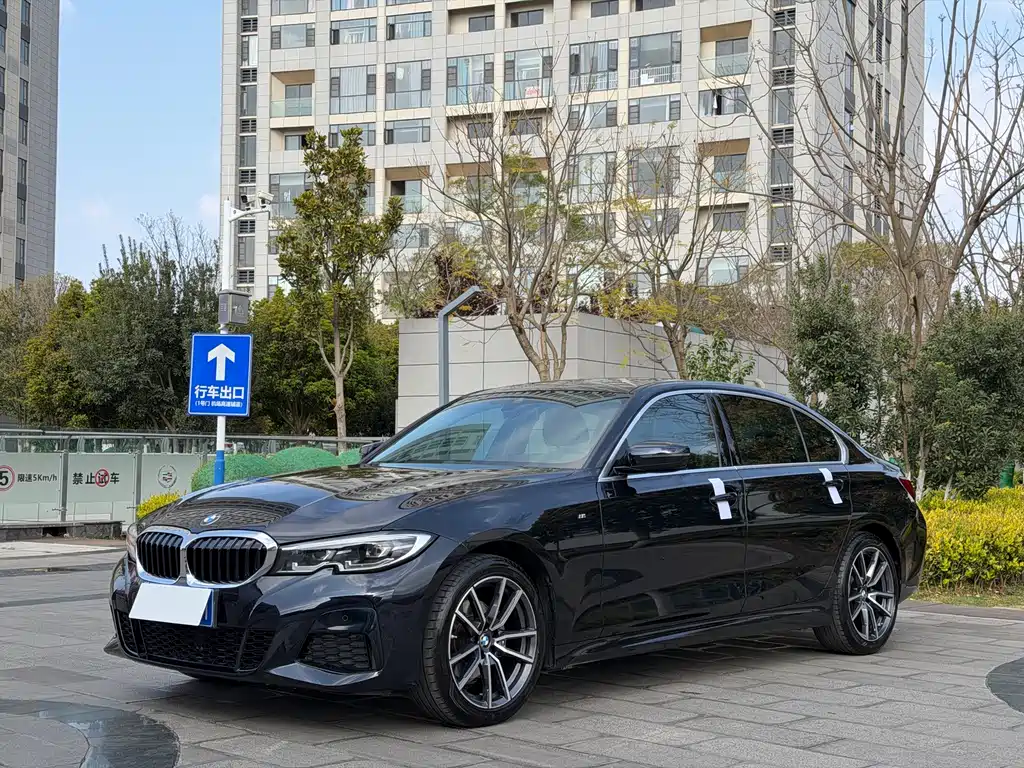 BMW 3 Series 2022 — фото 1