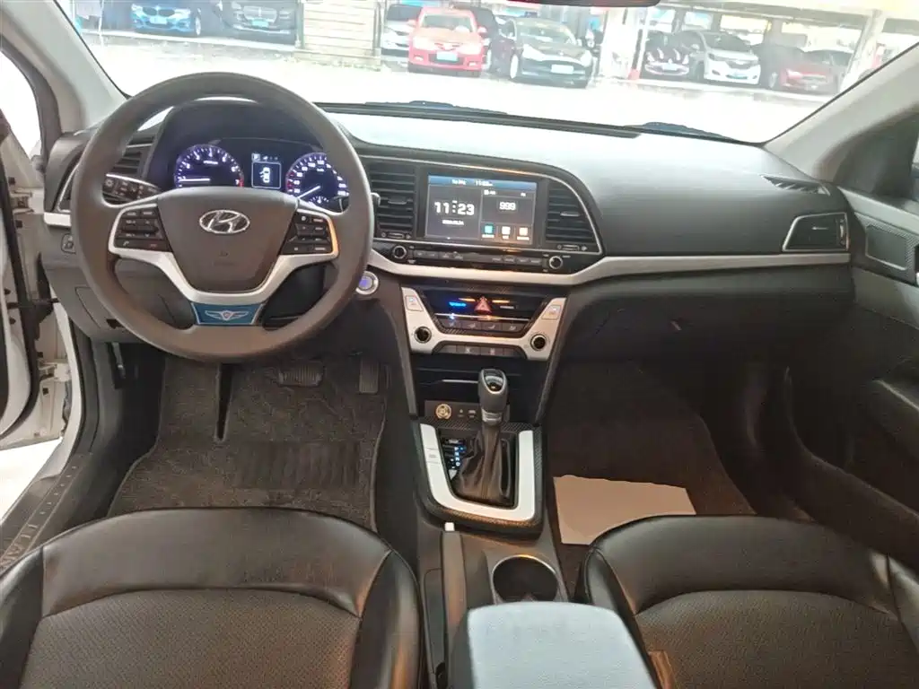 Hyundai Elantra 2017 — фото 10
